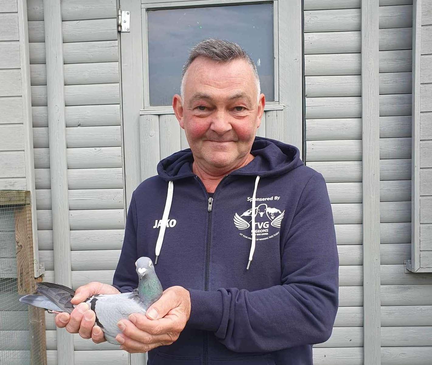 Prov. Vierzon East-Flanders; Saelens Frank (St. Lievens Esse) wins against 10,126 old and yearbirds