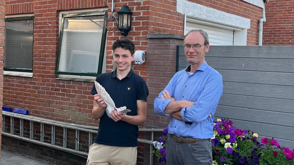 Han van Belzen and grandson Justin (Arnemuiden) triumph from Châteaudun against 10364 pigeons.